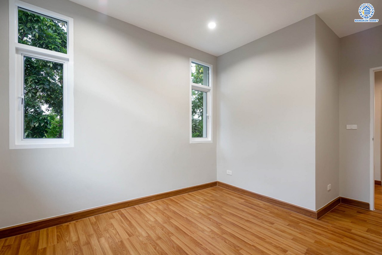 บ้านมือสองตกแต่งใหม่ โครงการ ธนาสิริ รัตนาธิเบศร์ เนื้อที่ 54.7 ตร.ว. ดีไซน์ตอบทุกไลฟ์สไตล์ ฟังก์ชัน 3 ห้องนอน 3 ห้องน้ำ จอดรถได้ 1 คัน บนทำเลติดถนนรัตนาธิเบศร์ เชื่อมต่อหลายเส้นทาง ใกล้รถไฟฟ้าสายสีม่วง "สถานีบางรักใหญ่" และจุดขึ้นทางด่วน "ศรีรัช"